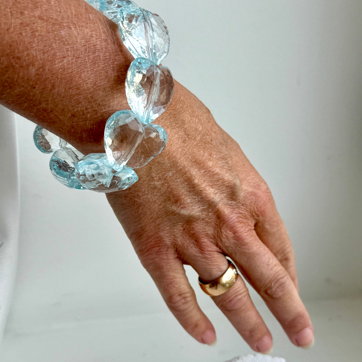 Isblå Hjerter – Klart akrylhjerte-armbånd | BIYAcolour
