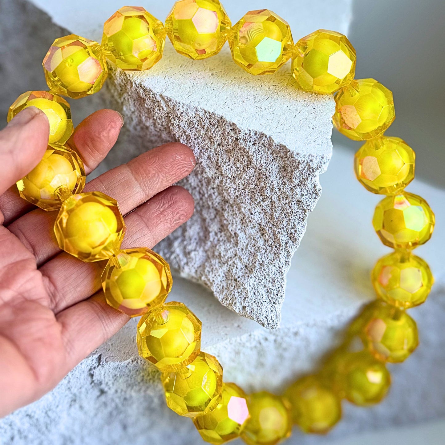 Gul bead in bead halskæde i akryl – BIYAcolour