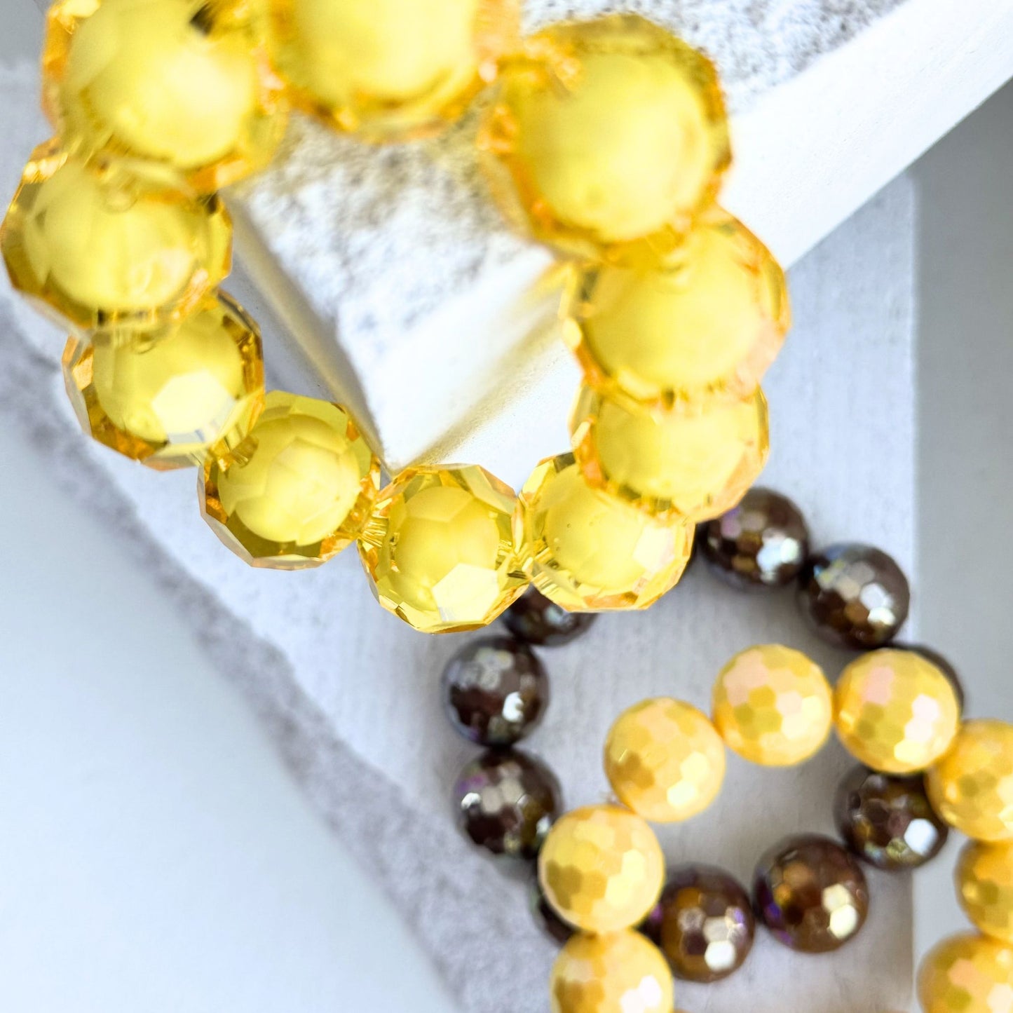 Gult kantet bead in bead armbånd i akryl – BIYAcolour