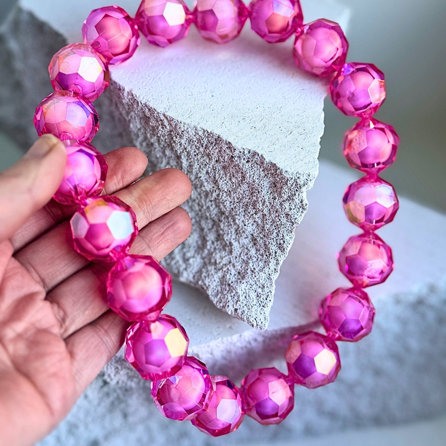 Pink bead in bead halskæde i akryl – BIYAcolour