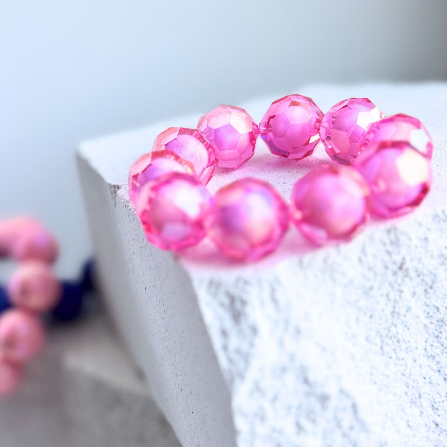 Pink kantet bead in bead armbånd i akryl – BIYAcolour