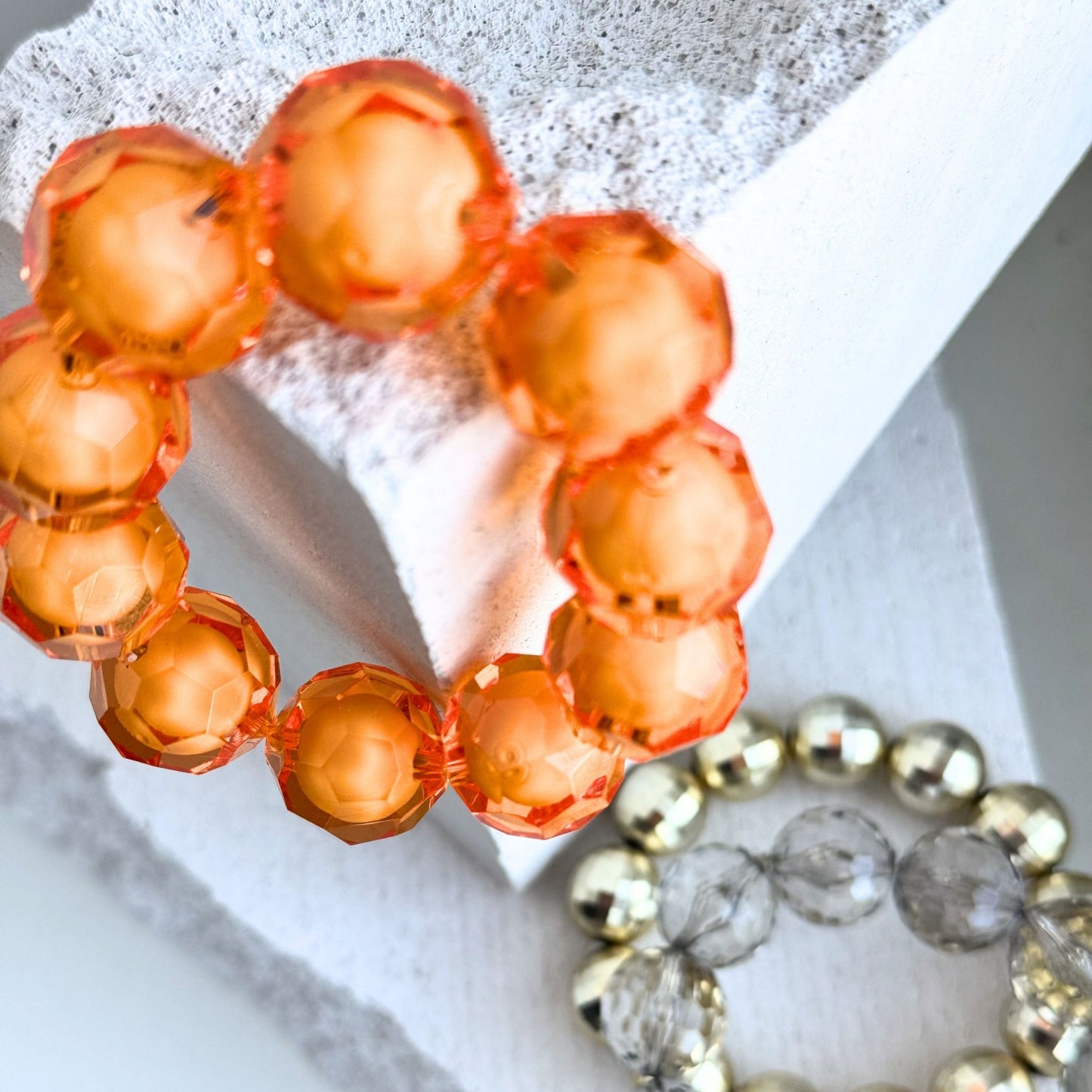 Orange kantet bead in bead armbånd i akryl – BIYAcolour