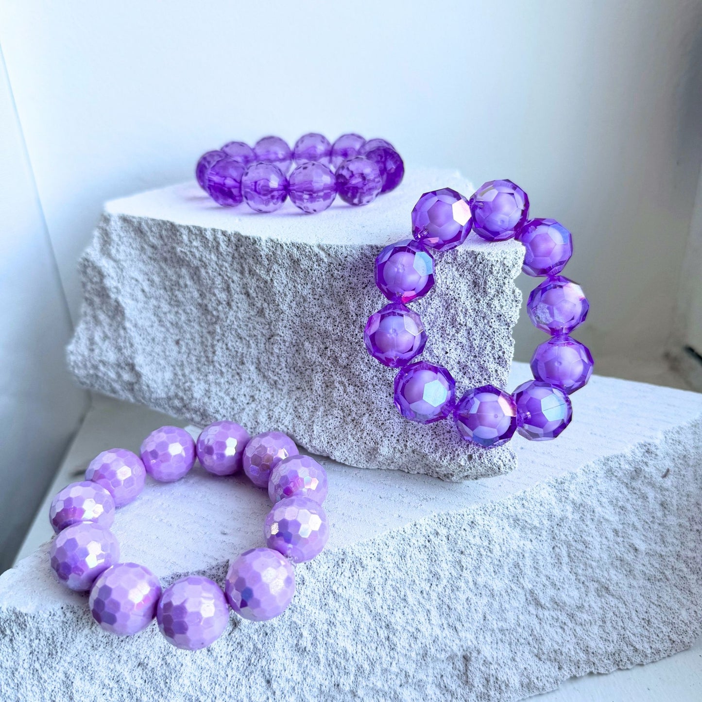 Lilla kantet bead in bead armbånd i akryl – BIYAcolour