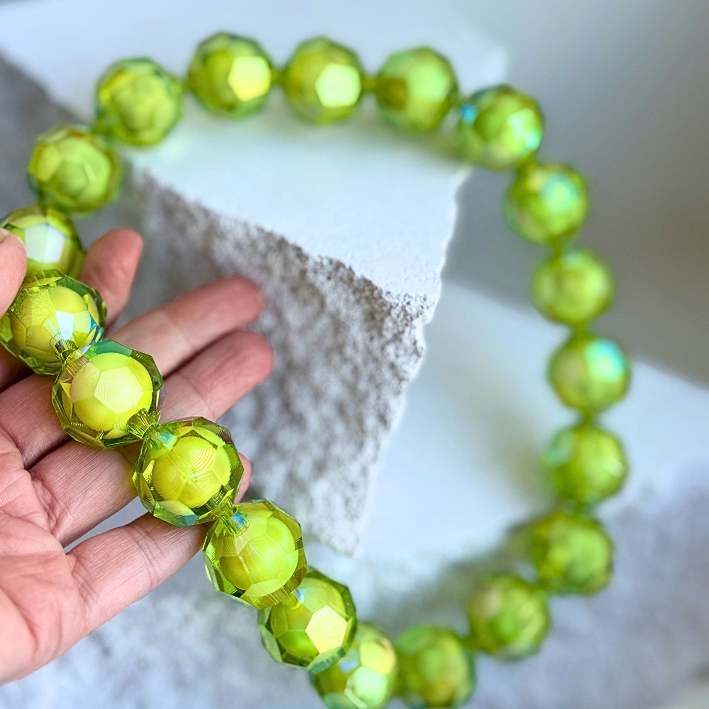 Lysegrøn bead in bead halskæde i akryl – BIYAcolour