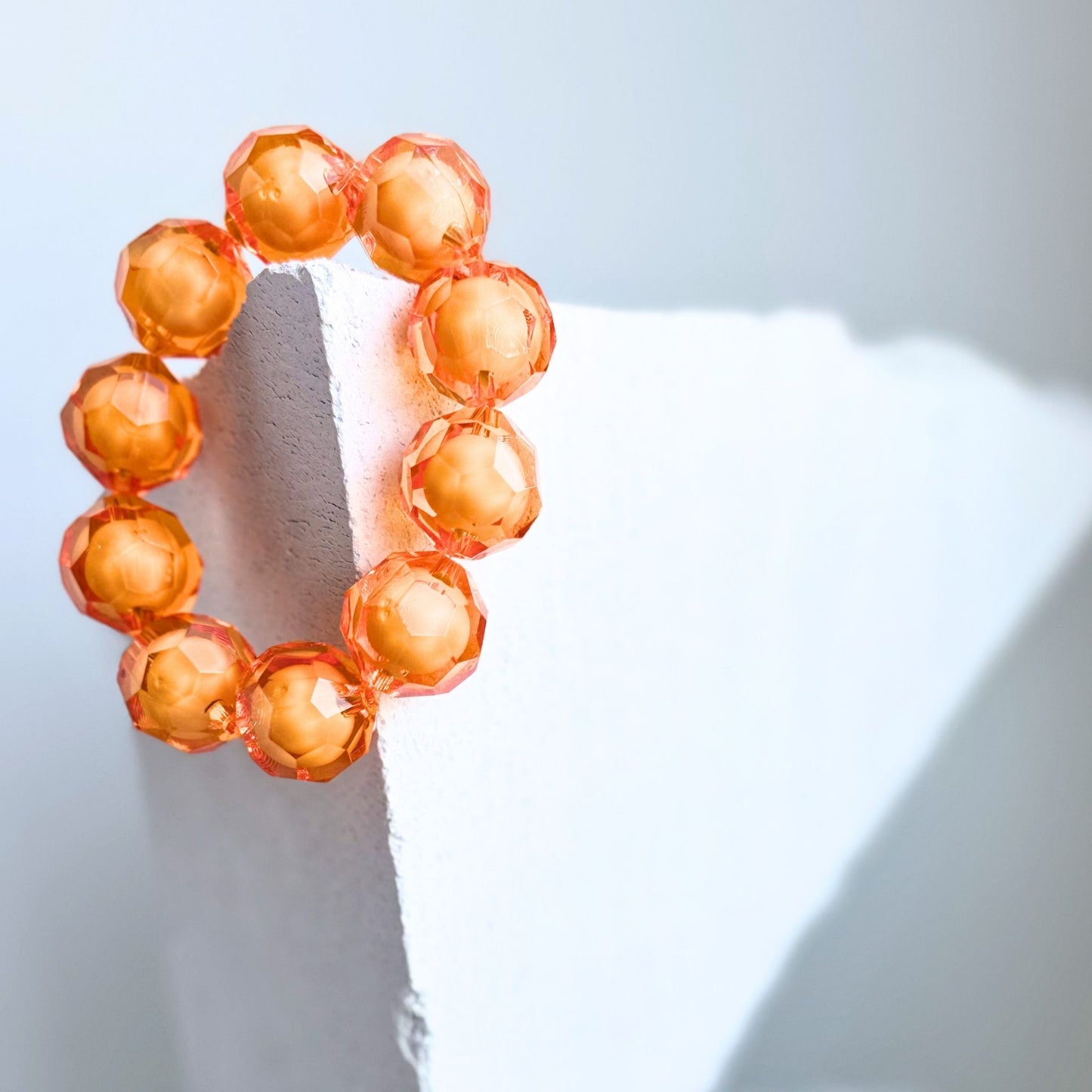 Orange kantet bead in bead armbånd i akryl – BIYAcolour