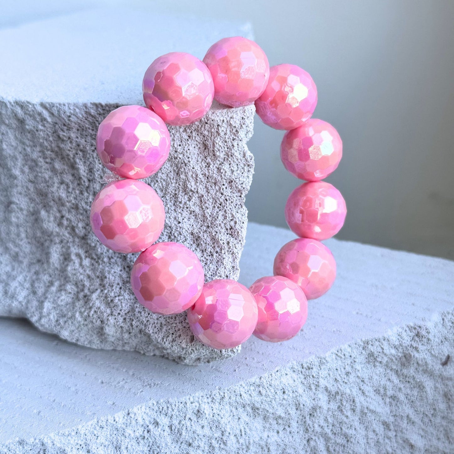 Pink diskokugle armbånd i akryl – BIYAcolour