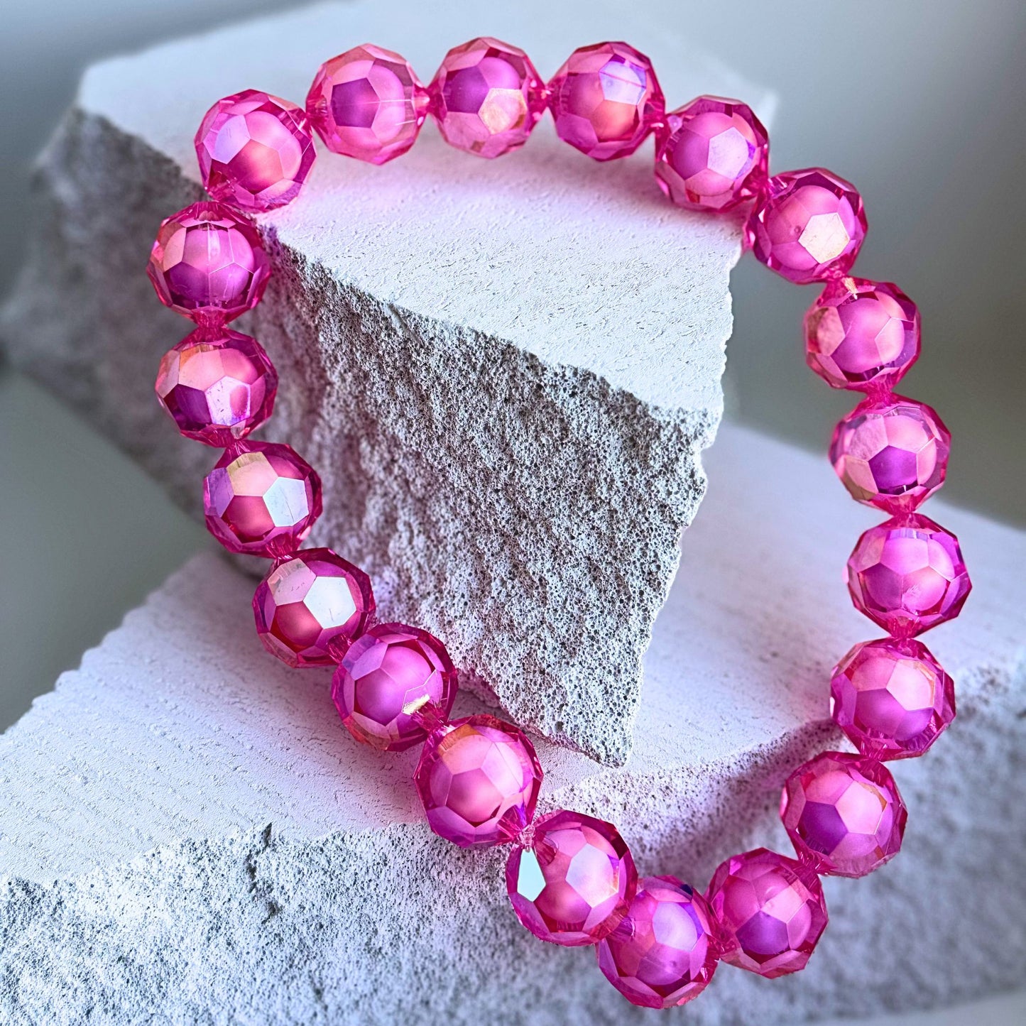 Pink bead in bead halskæde i akryl – BIYAcolour