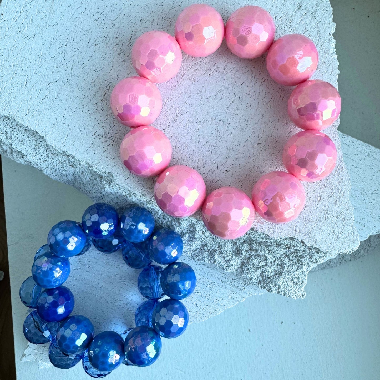 Pink diskokugle armbånd i akryl – BIYAcolour