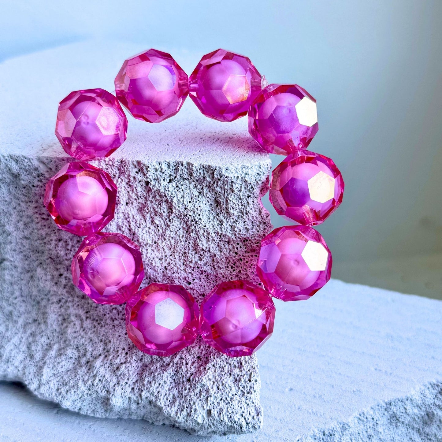 Pink kantet bead in bead armbånd i akryl – BIYAcolour