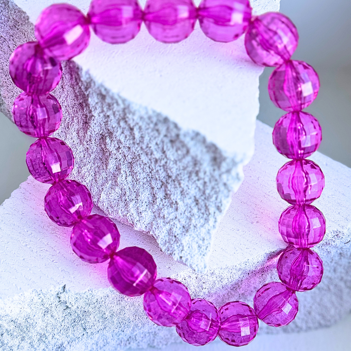 Pink Blaze – mørkpink facetteret halskæde